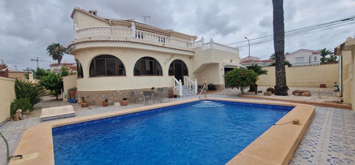 Image No.1-3 Bed Villa for sale