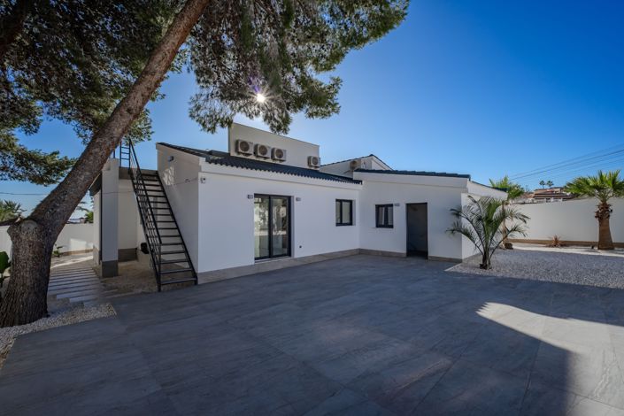 Image No.9-4 Bed Villa for sale