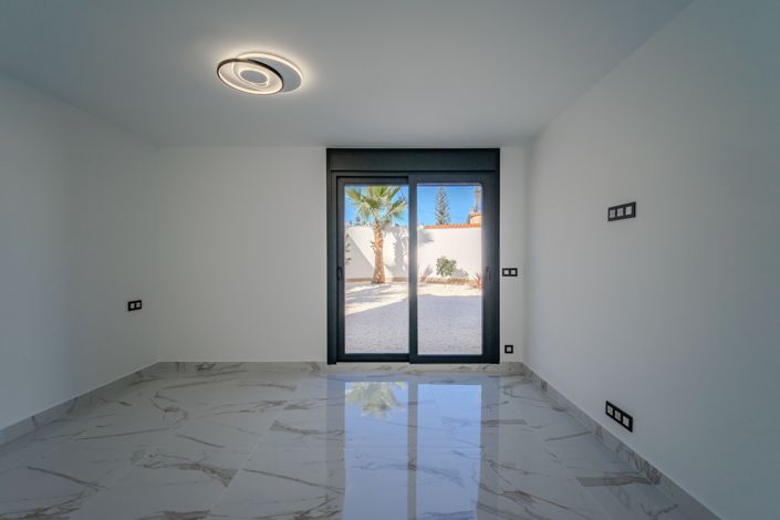 Image No.53-4 Bed Villa for sale