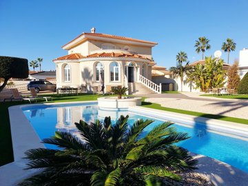 5 Bed Villa for sale