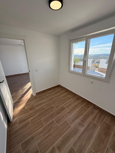 Image No.11-3 Bed House for sale