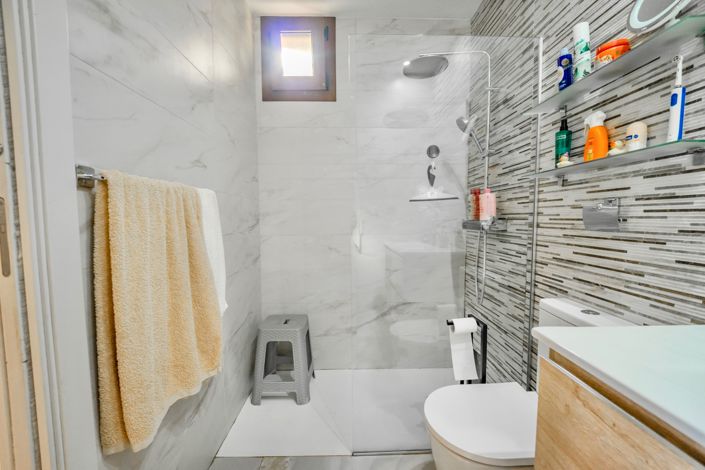 Image No.17-2 Bed Property for sale