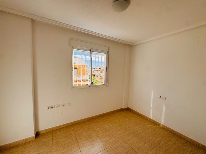 Image No.11-3 Bed House for sale