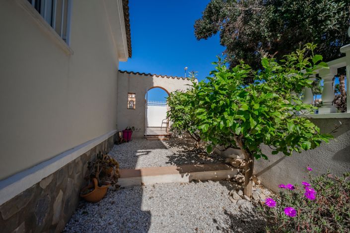 Image No.11-3 Bed House for sale