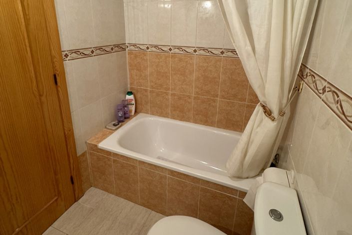 Image No.15-3 Bed House for sale