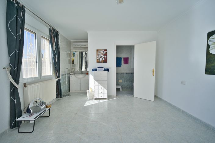 Image No.18-4 Bed Villa for sale