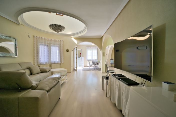 Image No.2-4 Bed Villa for sale