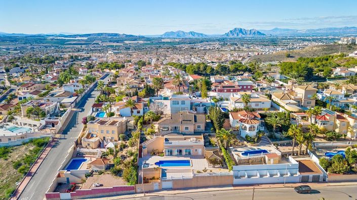 Image No.2-4 Bed Villa for sale