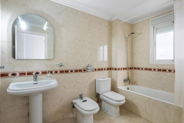 Image No.34-4 Bed House for sale