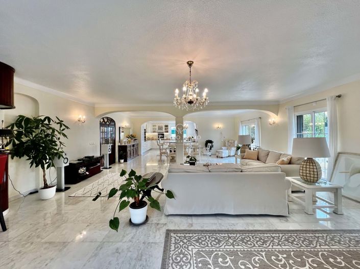 Image No.10-8 Bed Villa for sale