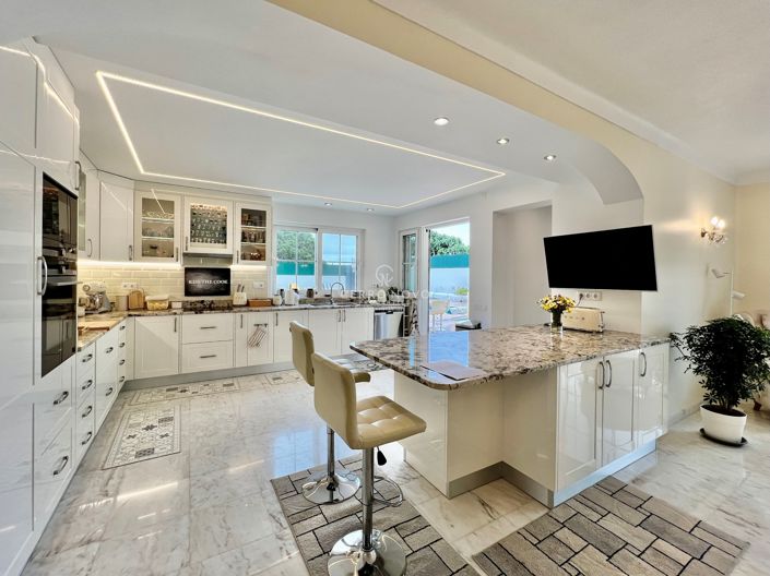 Image No.12-8 Bed Villa for sale