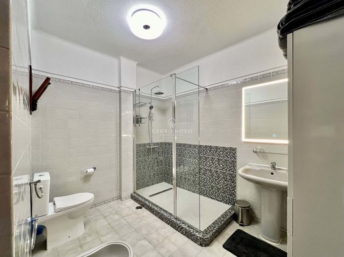 Image No.25-8 Bed Villa for sale