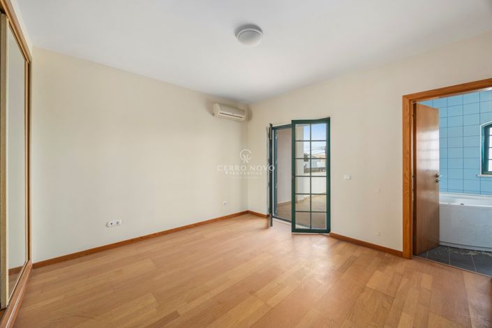 Image No.17-4 Bed Townhouse for sale