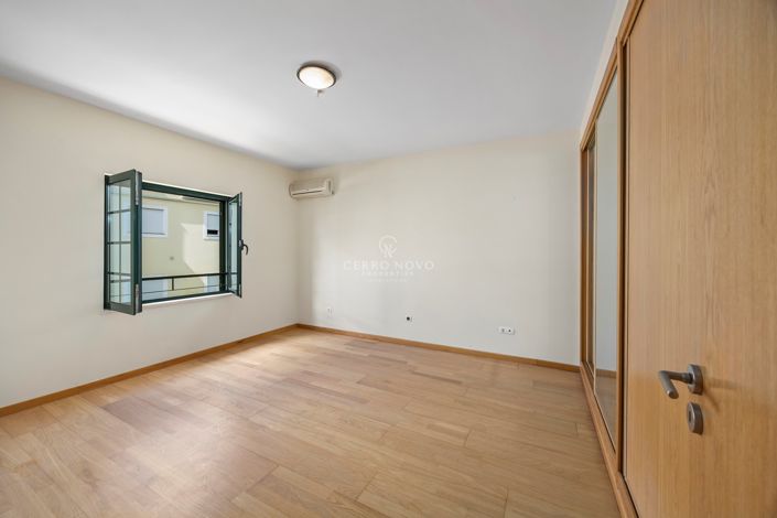 Image No.22-4 Bed Townhouse for sale