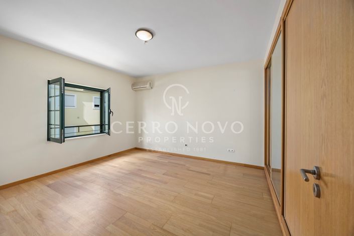 Image No.22-4 Bed Townhouse for sale
