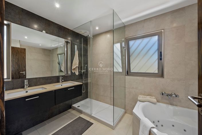 Image No.12-5 Bed Villa for sale