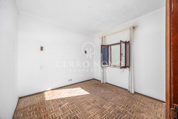 Image No.17-5 Bed Townhouse for sale
