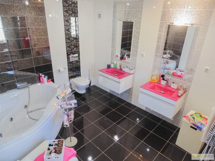Image No.18-4 Bed House for sale