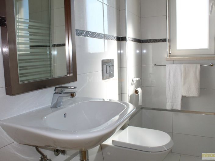 Image No.8-4 Bed House for sale
