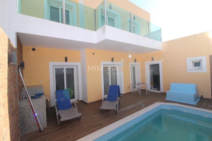 Image No.6-8 Bed House for sale