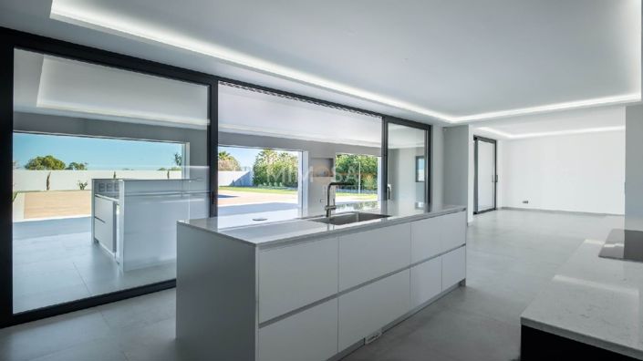 Image No.12-5 Bed House for sale