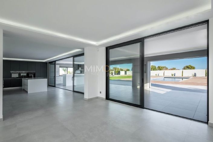 Image No.7-5 Bed House for sale