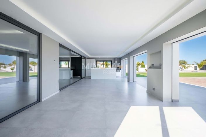 Image No.8-5 Bed House for sale