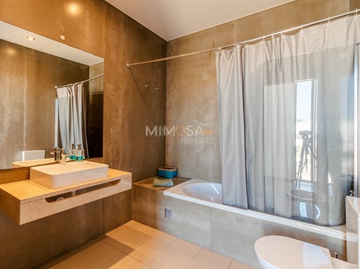 Image No.18-3 Bed House for sale