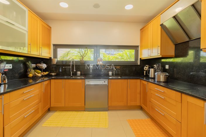 Image No.13-6 Bed House for sale