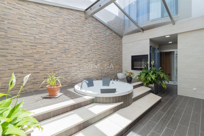 Image No.8-6 Bed House for sale