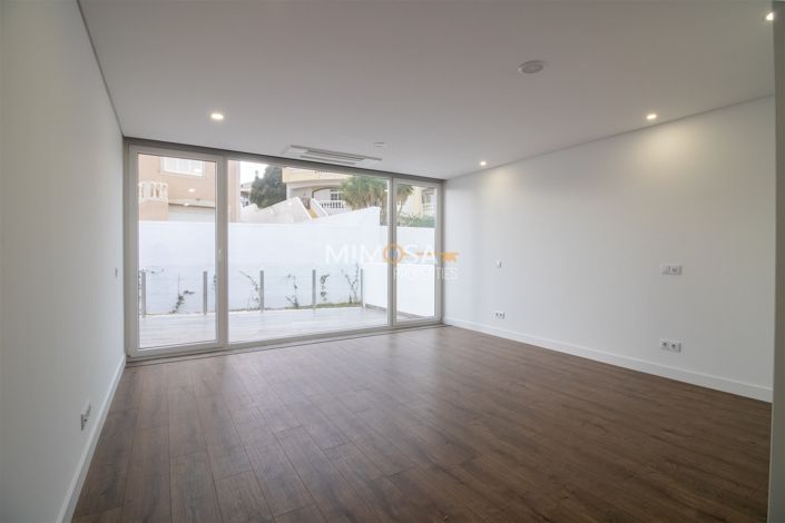 Image No.18-4 Bed House for sale