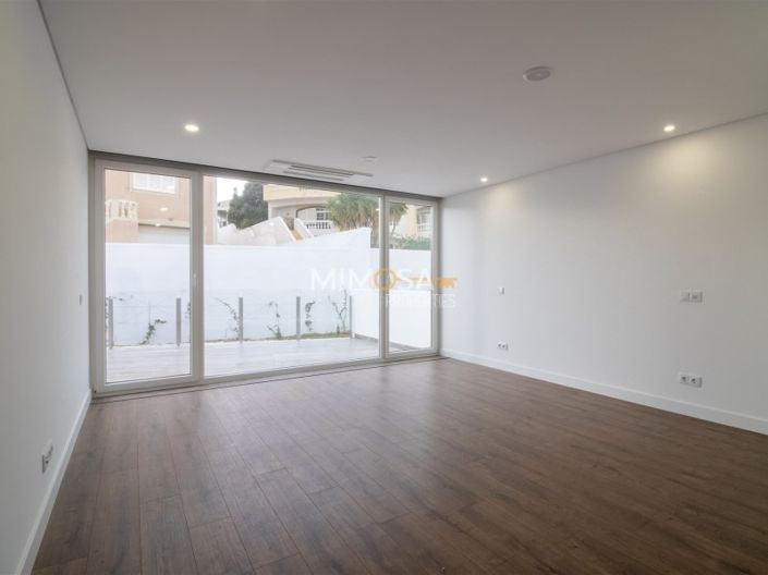 Image No.18-4 Bed House for sale