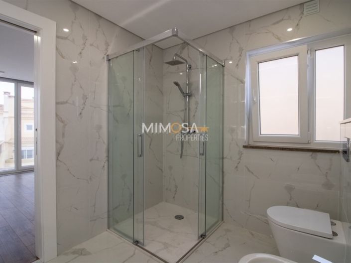 Image No.21-4 Bed House for sale
