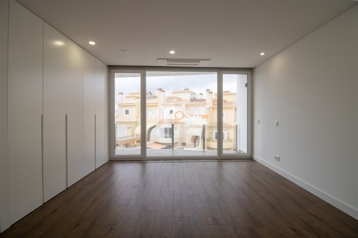 Image No.23-4 Bed House for sale