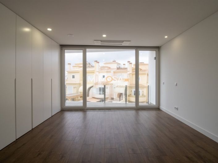 Image No.23-4 Bed House for sale