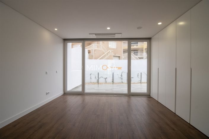 Image No.24-4 Bed House for sale