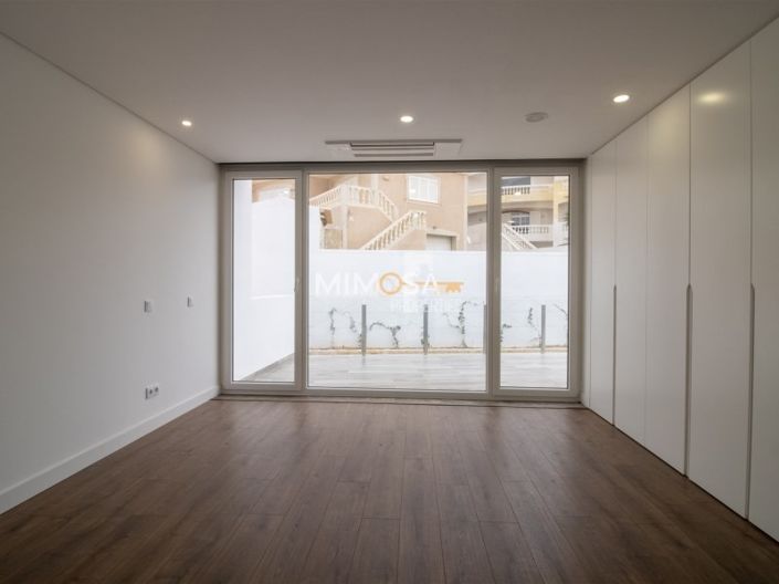 Image No.24-4 Bed House for sale