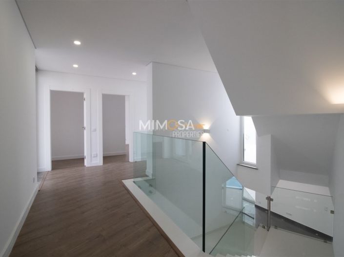 Image No.27-4 Bed House for sale