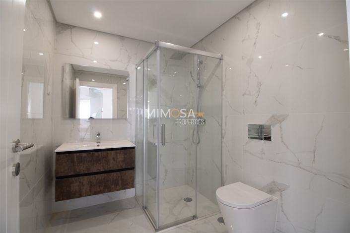 Image No.8-4 Bed House for sale