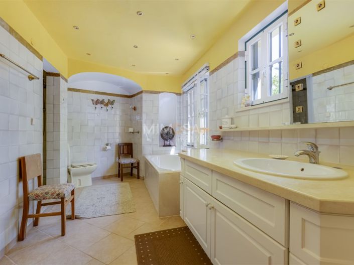 Image No.30-5 Bed House for sale
