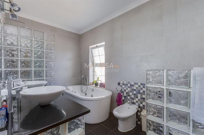 Image No.14-3 Bed House for sale