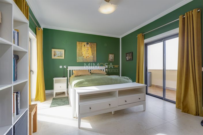 Image No.11-3 Bed Flat for sale