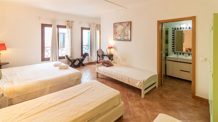 Image No.19-7 Bed House for sale