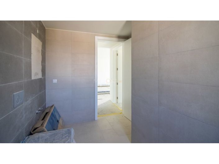 Image No.13-2 Bed House for sale