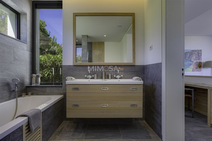 Image No.24-4 Bed House for sale