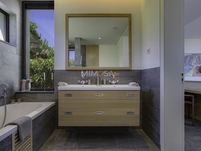 Image No.24-4 Bed House for sale
