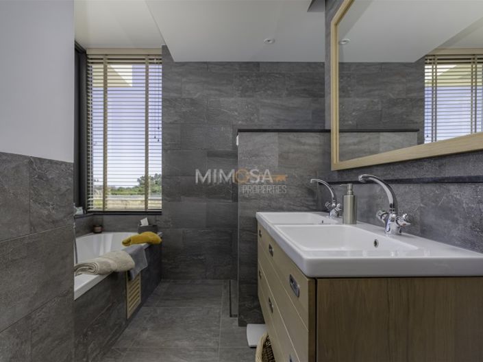 Image No.32-4 Bed House for sale