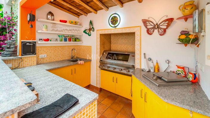 Image No.12-6 Bed Property for sale