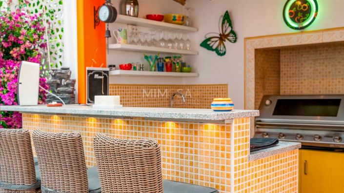 Image No.13-6 Bed Property for sale