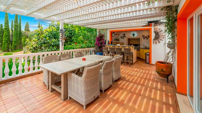 Image No.16-6 Bed Property for sale